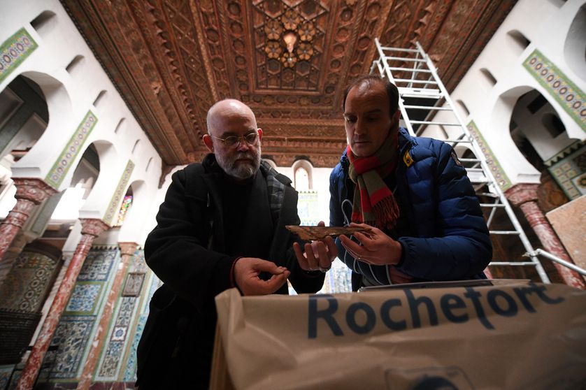 Le conservateur des musées de Rochefort, Claude Stéfani (à gauche), au chevet du plafond de la "mosquée" de Pierre Loti