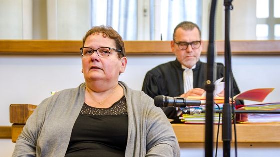 Dominique Cottrez, et à l'arrière-plan, son avocat Frank Berton, avant son procès devant la Cour d'assises du Nord à Douai le 25 juin 2015. ©AFP - PHILIPPE HUGUEN