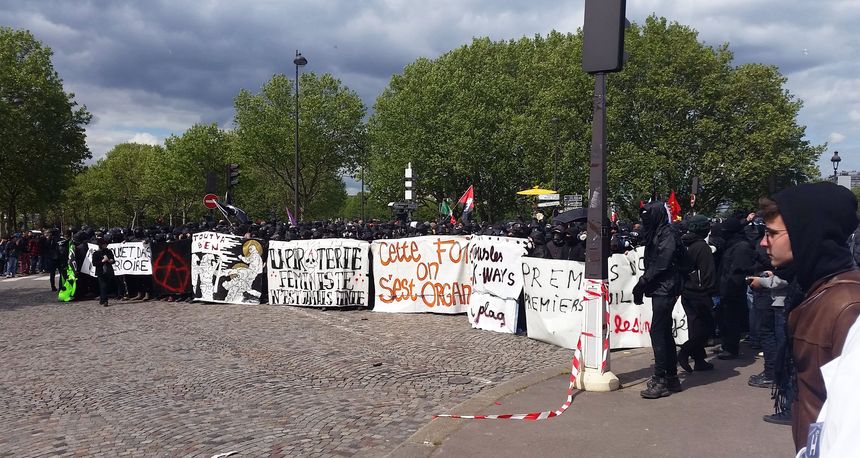 Personnes cagoulées /casquées et vêtues de noir, hier, qui scandent des slogans hostiles à la presse et posent devant des banderoles "Cette fois, on s'est organisé", "Sous les k-ways, la plage"...