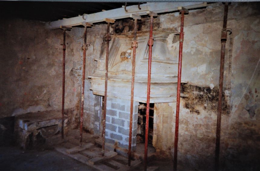Détail des premiers dégagements au coeur de la maison de Diane de Poitiers à Sérignan.