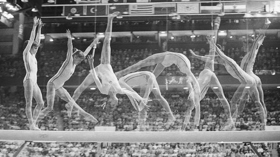 Nadia Comaneci aux JO de 1976 à Montréal. Elle a gagné une médaille d'or pour cette performance à la poutre ©Getty - Bettmann