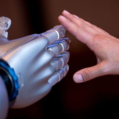 7 Mai 2018 en Allemagne. Un employé du Centre Aérospacial allemand présente le robot assistant EDAN