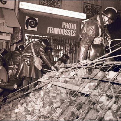Des CRS franchissent une barricade, lors de la fameuse nuit éponyme, le 11 mai 1968