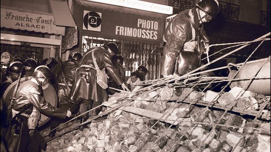 Des CRS franchissent une barricade, lors de la fameuse nuit éponyme, le 11 mai 1968 ©AFP