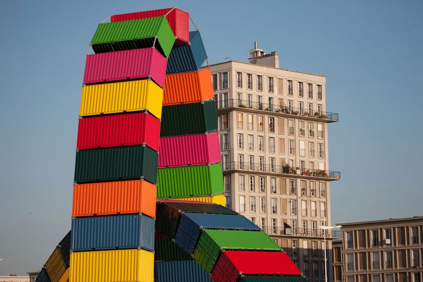 Catène de conteneurs, oeuvre du plasticien Vincent Ganivet
