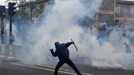 Un manifestant masqué lors du défilé du 1er mai 2018 à Paris ©Getty - Jeff J Mitchell / Employé