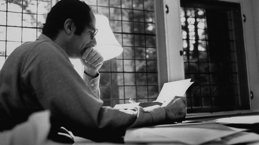 Philip Roth travaillant sur un manuscrit, 1er décembre 1968