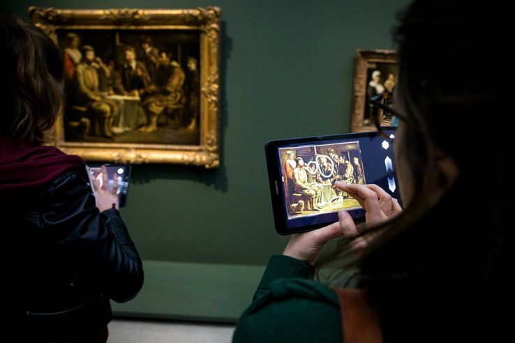 Des visiteurs utilisent l'application Ikonikat au musée du Louvre-Lens.