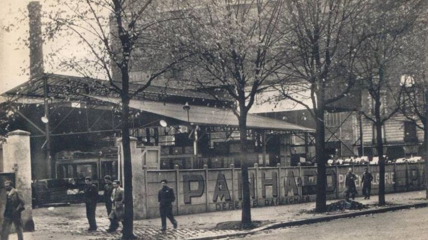 L'entrée des usines Panhard, avenue de Choisy, vers 1960.