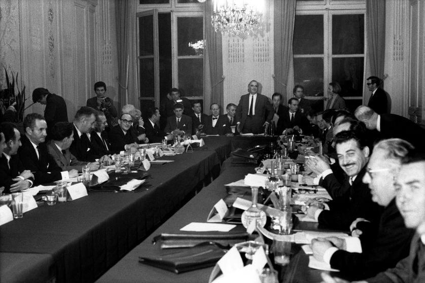 Le 25 mai 1968, le premier ministre George Pompidou convoque une réunion entre gouvernement, patronat et syndicats qui aboutira, le 27 mai au matin, à une série de mesures, les accords de Grenelle.