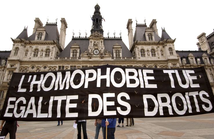 Des militants contre l'homophobie déploient une banderole, le 5 juin 2004 devant l'hôtel de ville de Paris, pour soutenir la démarche de Noël Mamère qui célèbre simultanément le mariage de deux homosexuels à Bègles.