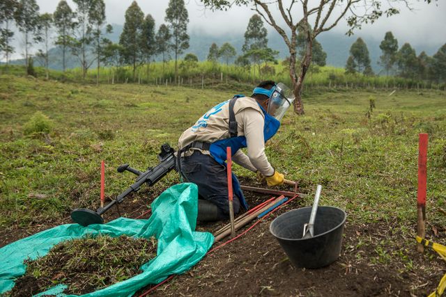Un démineur d'Handicap International sonde le sol