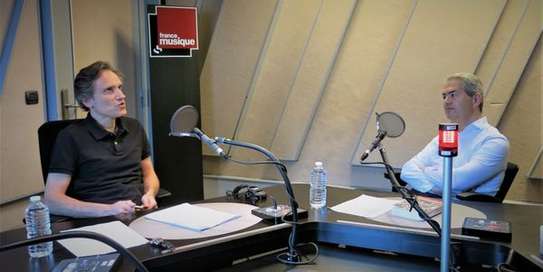 France Musique, studio 152... Philippe Venturini & Vincent Agrech "Un orchestre pour sauver le monde : voyage au coeur du Sistema" (g. à d.)