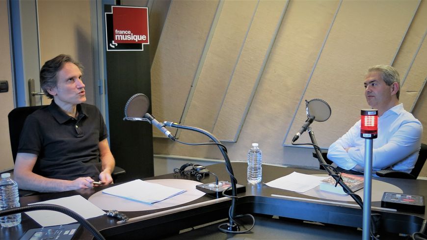 France Musique, studio 152... Philippe Venturini & Vincent Agrech "Un orchestre pour sauver le monde : voyage au coeur du Sistema" (g. à d.)
