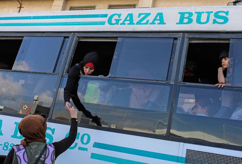 Des Gazaouis attendent dans un bus à Khan Younès, au sud de la bande de Gaza, l'ouverture du point de passage de Rafah (Egypte)
