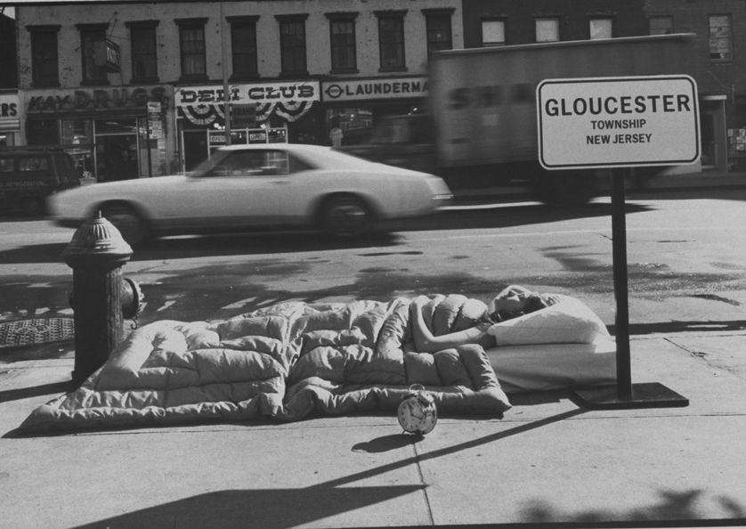Manifesttion contre une loi interdisant de dormir dans la rue.