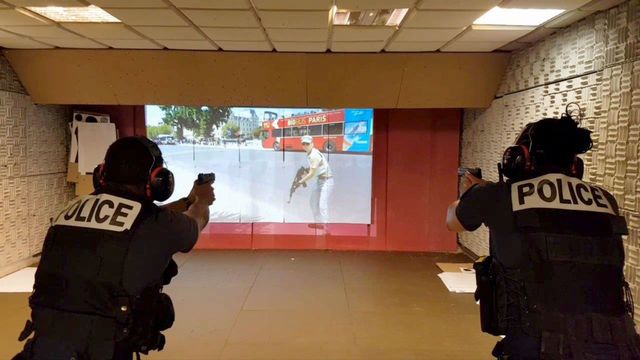 Deux policiers s’entraînent au tir sur EVA, le nouveau système "vidéo assisté"