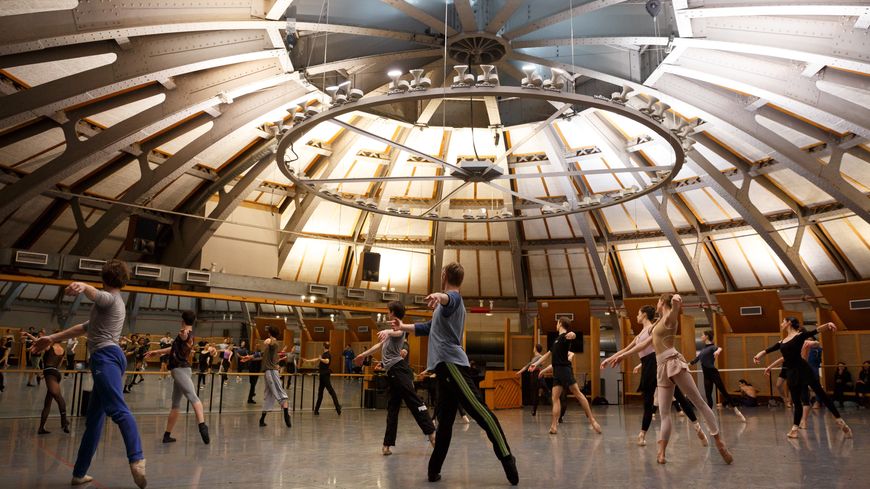 Cours de danse du ballet de l'Opéra de Paris dans le studio Petipa, dans la coupole du Palais Garnier