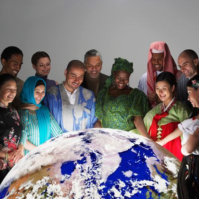 Personnes en costume traditionnel autour d'un globe