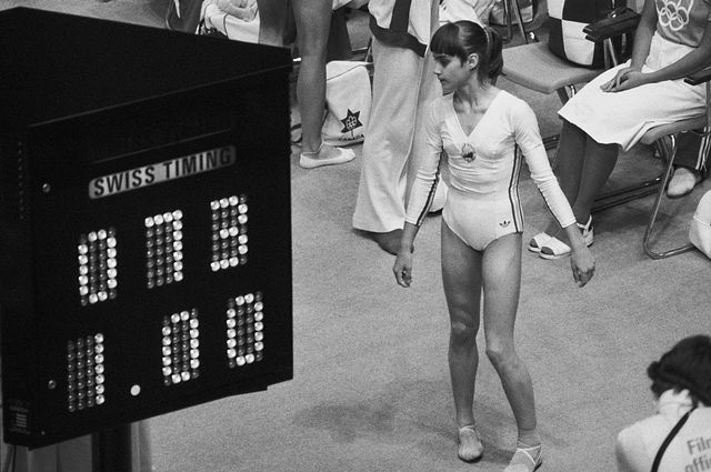 Lors des JO de Montréal en 1976, Nadia Comaneci devient la première gymnaste à obtenir la plus haute note, "10". Le tableau n'étant pas paramétré pour afficher une telle note (ça ne s'était encore jamais vu), il n'y a que le "1" qui est apparu…