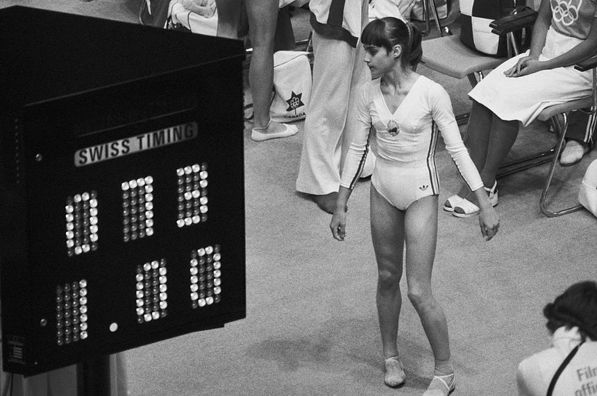 Lors des JO de Montréal en 1976, Nadia Comaneci devient la première gymnaste à obtenir la plus haute note, "10". Le tableau n'étant pas paramétré pour afficher une telle note (ça ne s'était encore jamais vu), il n'y a que le "1" qui est apparu…
