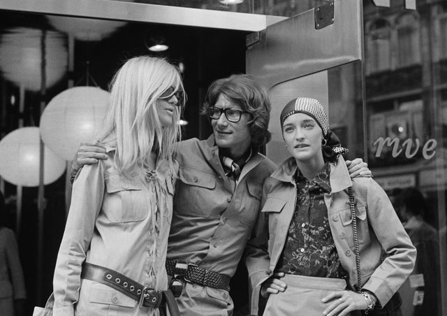 Yves Saint Laurent avec les mannequins Betty Catroux (à gauche) et Loulou de la Falaise, devant sa boutique "Rive Gauche" en 1969 à Paris
