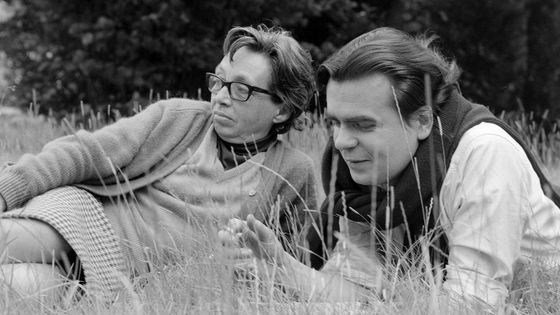 Marguerite Duras et Michael Lonsdale, allongés dans l'herbe, sur les lieux du tournage du film de Duras "Détruire dit-elle". ©AFP - Michel Lioret / Ina