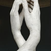 Taillée dans la pierre et laissant les traces d’outils apparentes, La Cathédrale réunit en une même œuvre deux mains droites (1908).