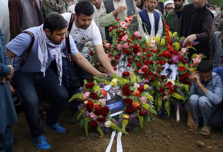 Des photojournalistes afghans rendent hommage à leur collègue Shah Marai, de l'AFP, tué lors d'un attentat lundi à Kaboul. 2017 a été la plus meurtrière dans l’histoire du pays pour les journalistes