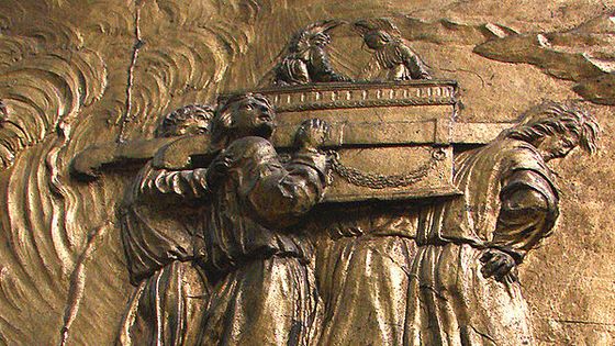 Bas-relief d'un autel de la cathédrale d'Auch, représentant le transport de l'Arche d'Alliance - Wikicommons/Vassil