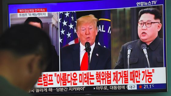 L'Américain Donald Trump et le Nord-coréen Kim Jong-un à la une des chaines de télévision à Séoul, ce jeudi 24 mai ©AFP - Jung Yeon-je