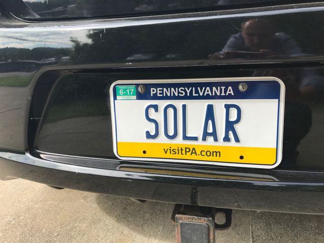 Adam Rossi, qui commercialise panneaux solaires et vélos électriques affiche la couleur y compris sur sa voiture
