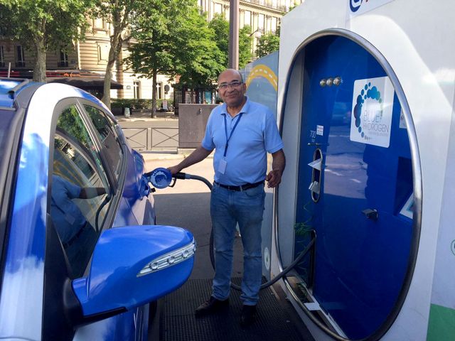Un chauffeur de taxi fait "le plein" à la station hydrogène d'Air Liquide à Paris, au Pont de l’Alma.