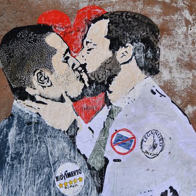 Le mural réalisé par l'artiste italien TVBOY représente Matteo Salvini, leader de la Ligue du Nord, et Luigi Di Maio, leader du Mouvement 5 Etoiles, en train de s'embrasser