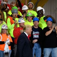Donald Trump tenait un discours devant des ouvriers métallurgistes lors d'une visite à Richfield, Ohio
