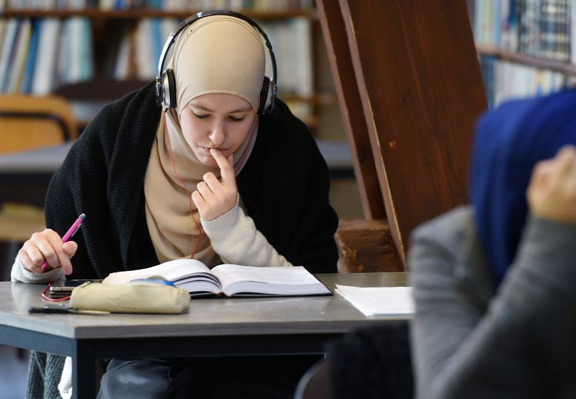 L’Institut Européen des Sciences Humaines (IESH) de Saint-Léger-de-Fougeret propose une formation en 7 ans pour devenir imam professionnel. Ici, une jeune femme étudie le Coran en févier 2015.