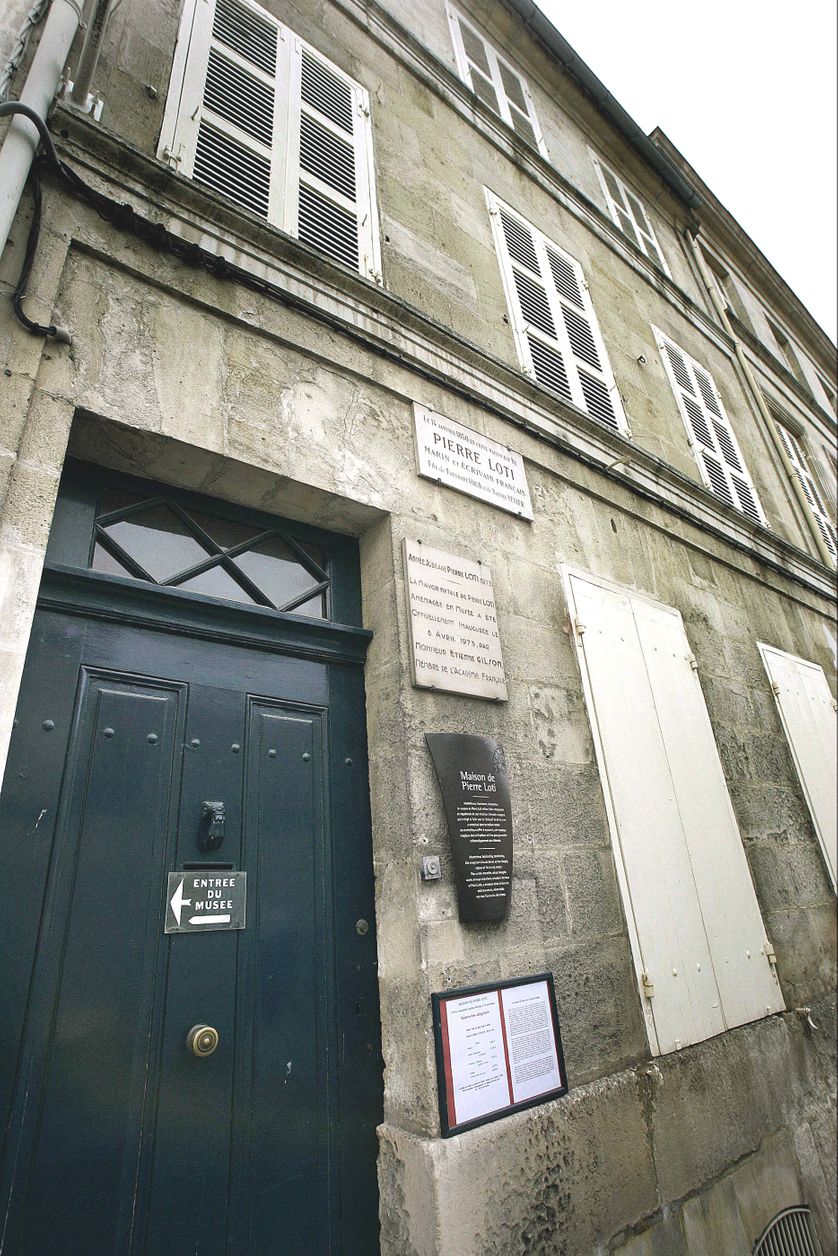 La façade classique, austère, de ce bâtiment du XVIIIe siècle se fond dans l'architecture de la ville, ne laissant rien deviner de ses trésors