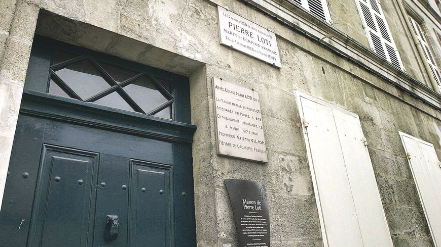 La façade classique, austère, de ce bâtiment du XVIIIe siècle se fond dans l'architecture de la ville, ne laissant rien deviner de ses trésors