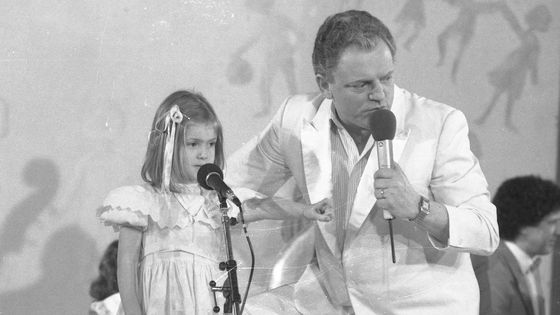 Jacques Martin et une petite fille dans "l'Ecole des fans" ©Maxppp - PHOTOPQR/LE PROGRES