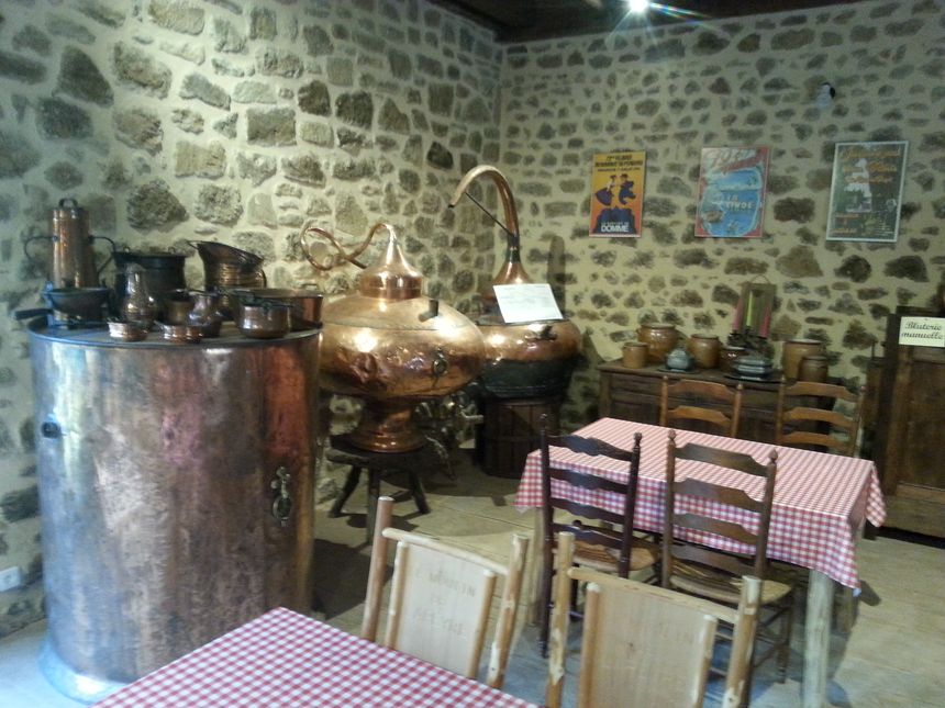 Le bar restaurant avec ses 2 alambics