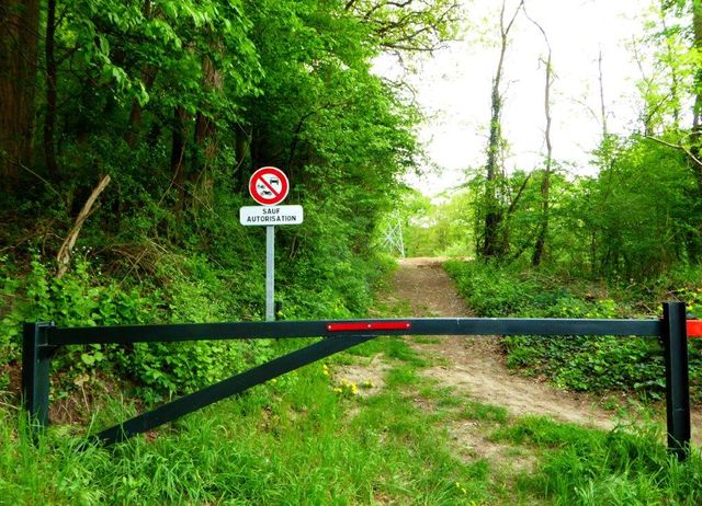 Les entrées de bois et de champs sur Laigneville, Mogneville et les communes alentours ont été barrées et cadenassées pour décourager les dépôts sauvages de déchets. Les municipalités, les propriétaires et les agriculteurs ont les clefs".