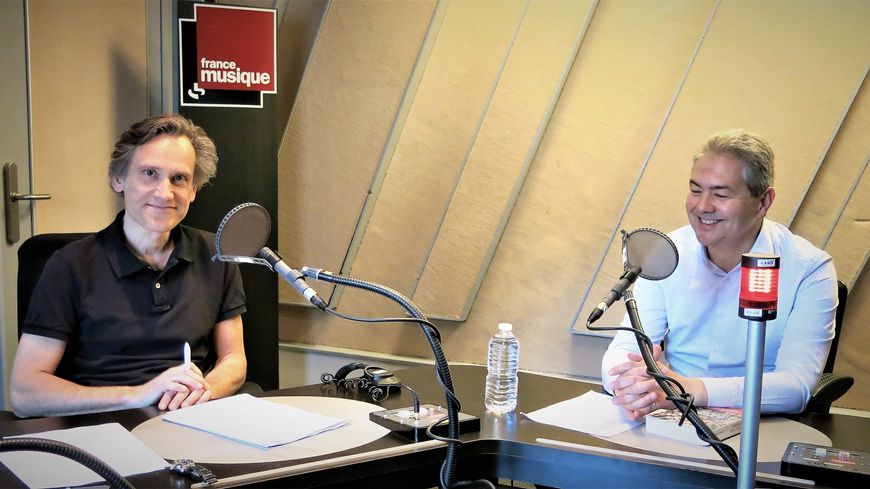 France Musique, studio 152... Philippe Venturini & Vincent Agrech "Un orchestre pour sauver le monde : voyage au coeur du Sistema" (g. à d.)