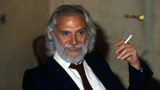 Georges Moustaki, au cours d'un diner,1989, Paris, France. ©Getty - Philippe Le Tellier