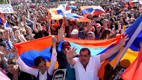 Erevan, au moins 20 000 sympathisants du leader de l'opposition arménienne Nikol Pashinyan se sont rassemblés en ce 1er mai 2018. ©AFP - Vano Shlamov