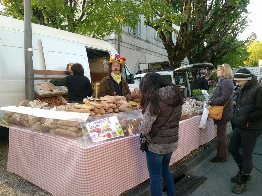 Le boulanger Patrick VINCHON vend son pain chaque vendredi matin sur le marché de Ribérac