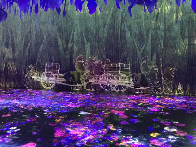 Les images des différents univers de l'exposition sont mélangées par des algorithmes