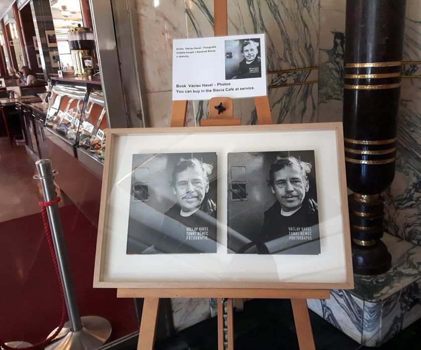 Hommage à Václav Havel à l'entrée de l'ancien café des dissidents Slavia. Havel, figure de l'opposition à la République socialiste tchécoslovaque devenue président de son pays