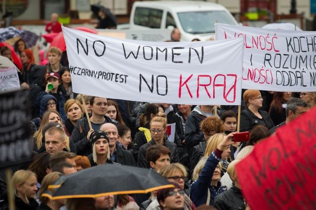 Manifestation contre une interdiction totale de l'avortement en Pologne en octobre 2016