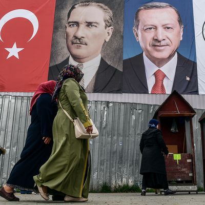 Premier ministre de Turquie depuis 2003, président de la république depuis 2014, Recep Tayyip Erdogan ou le « reis » comme le surnomment ses supporters, ne cesse de renforcer son pouvoir.
