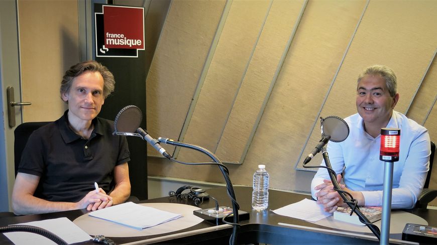 France Musique, studio 152... Philippe Venturini & Vincent Agrech "Un orchestre pour sauver le monde : voyage au coeur du Sistema" (g. à d.)